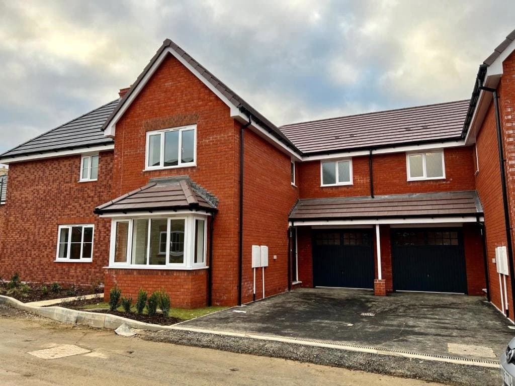 Signal Road, Cam, Dursley, GL11 5FB